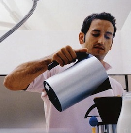man_making_coffee_42-15200166