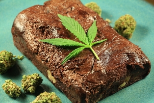 pot brownie w leaf