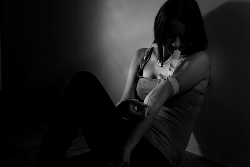 woman shooting heroin