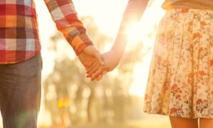 coupleholdinghands