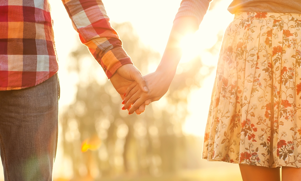 coupleholdinghands