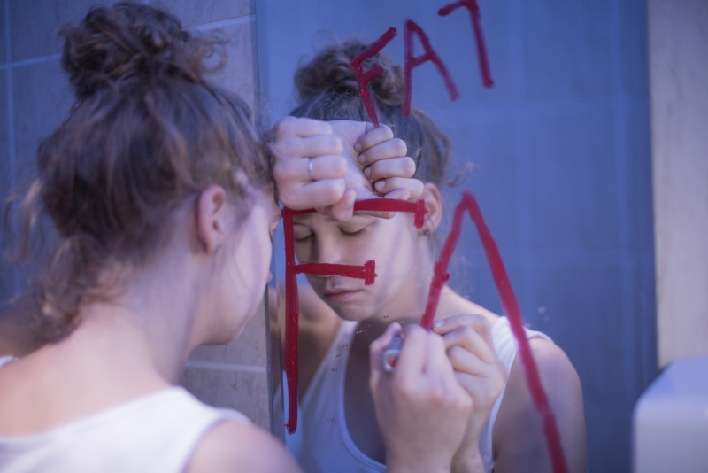 girl eating disorder mirror