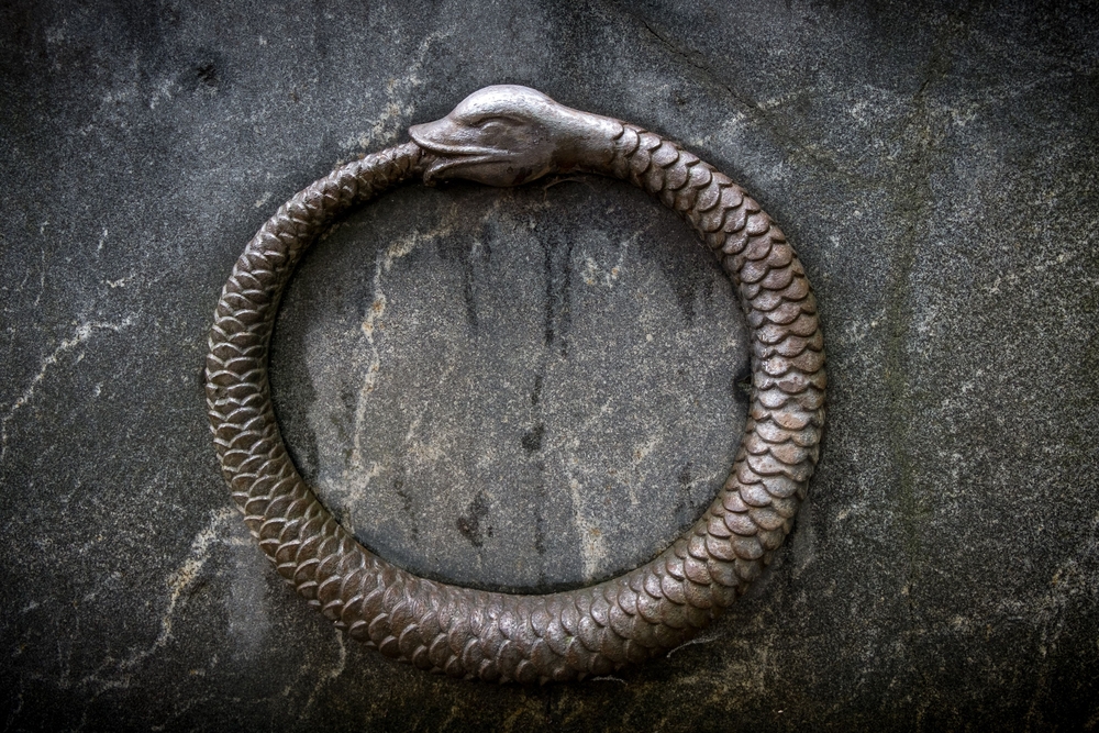 A snake eating its tail, ouroboros