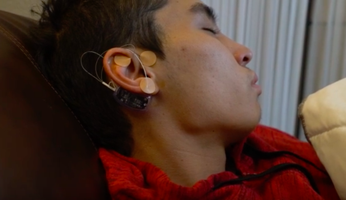 Man wearing the bridge.