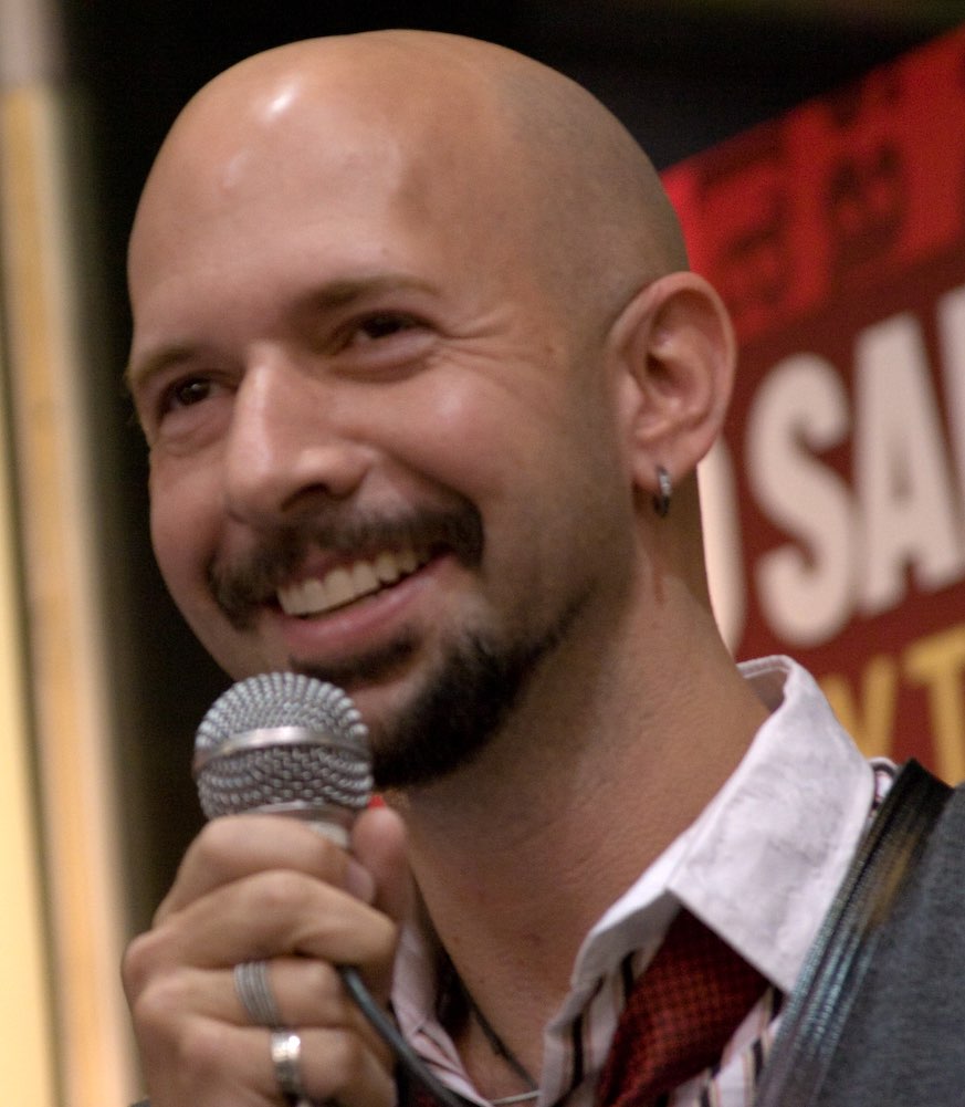 Neil Strauss with microphone.