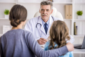 parent talking to doctor about prescribing opioids for her kid