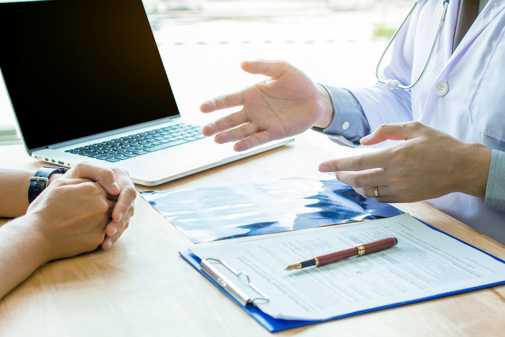 opioid specialist talking to a patient