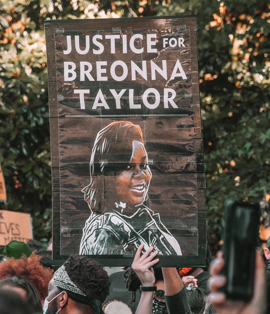 BLM protestors hold Justice for Breonna Taylor sign
