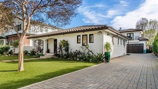 Exterior Tarzana Recovery Center